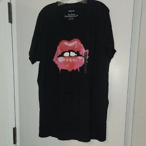 Torrid Black T-Shirt with Pink Lips Graphic